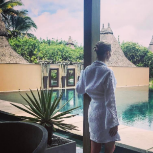 Sylvie Tellier passe la Saint-Valentin à l'île Maurice avec son amoureux Laurent et leur fille Margaux. Photo publiée sur Instagram le 14 février 2017