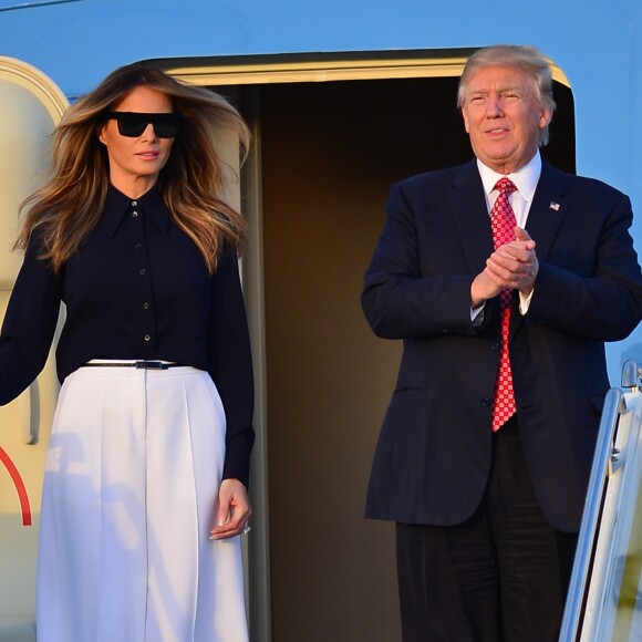 Le président américain Donald Trump et sa femme Melania arrivent à l'aéroport de Palm Beach à bord d'air force one avec le premier ministre japonais Shinzo Abe et sa femme Akie Abe à Palm Beach le 10 février 2017