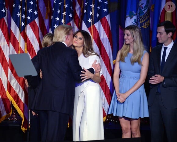 Donald Trump avec son fils Barron, sa fille Ivanka et sa femme Melania lors de son discours au Hilton New York après son élection à la présidence des Etats-Unis. New York, le 9 novembre 2016