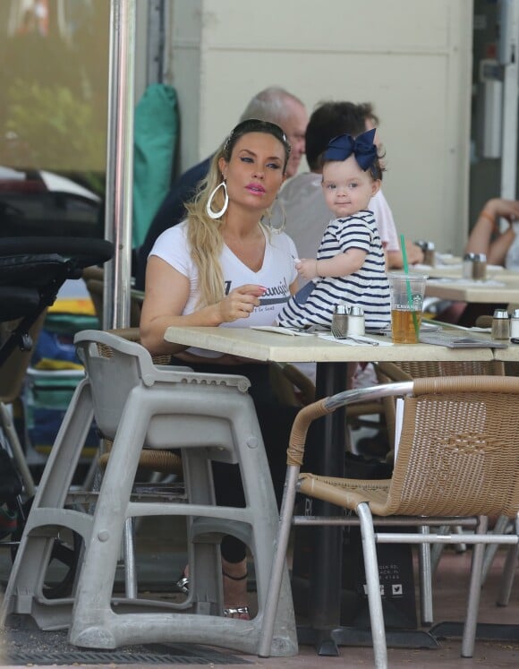 Nicole "Coco" Austin avec sa fille Chanel Nicole Marrow à Miami, le 18 Janvier 2017.