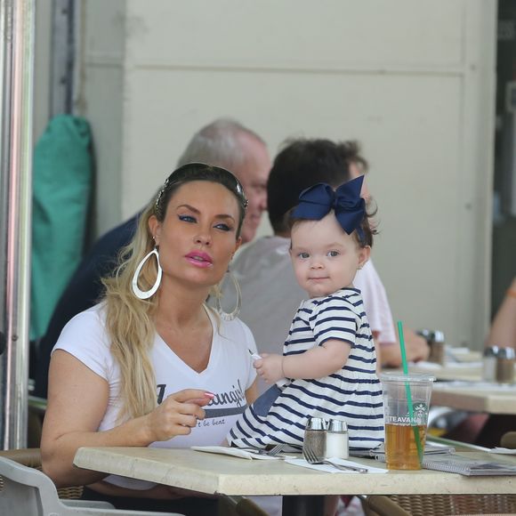 Nicole "Coco" Austin avec sa fille Chanel Nicole Marrow à Miami, le 18 Janvier 2017.