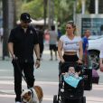 Ice-T se promène avec sa femme Nicole "Coco" Austin, leur fille Chanel Nicole Marrow et leur chien à Miami, le 18 Janvier 2017.