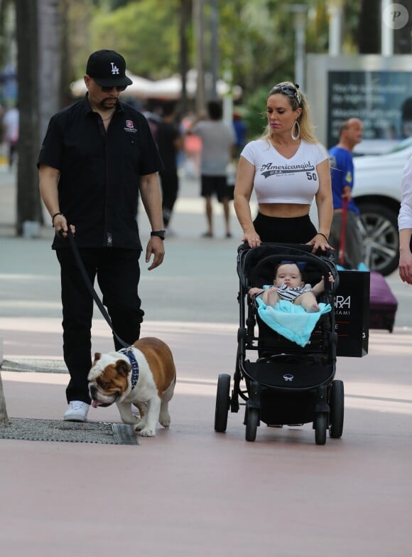 Ice-T se promène avec sa femme Nicole "Coco" Austin, leur fille Chanel Nicole Marrow et leur chien à Miami, le 18 Janvier 2017.