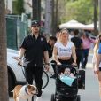 Ice-T se promène avec sa femme Nicole "Coco" Austin, leur fille Chanel Nicole Marrow et leur chien à Miami, le 18 Janvier 2017.