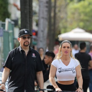 Ice-T se promène avec sa femme Nicole "Coco" Austin, leur fille Chanel Nicole Marrow et leur chien à Miami, le 18 Janvier 2017.