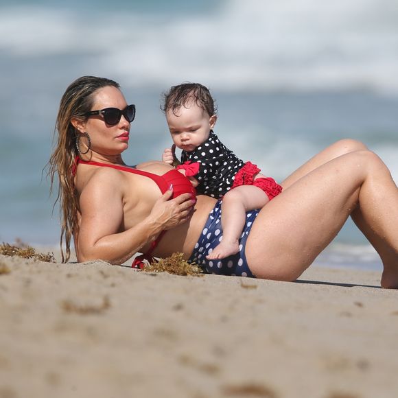 Coco Austin profite de la plage avec sa fille Chanel Nicole Marrow à Miami, Floride, Etats-Unis, le 17 janvier 2017.
