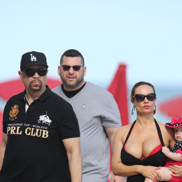 Ice-T et sa femme Coco Austin profitent de la plage avec leur fille Chanel Nicole Marrow à Miami, Floride, Etats-Unis, le 17 janvier 2017.