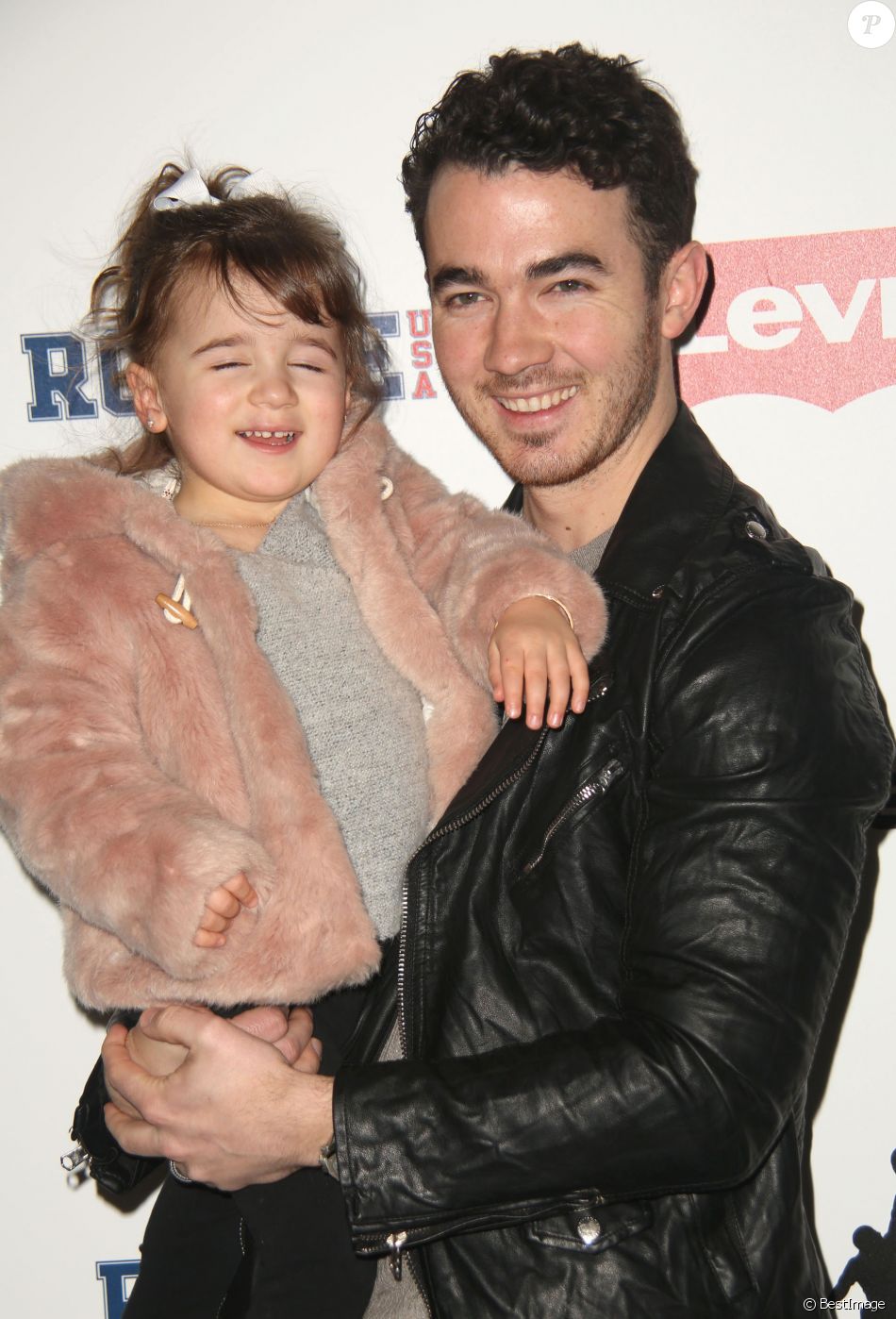 Kevin Jonas et sa fille Alena Jonas lors du défilé de mode pour enfants