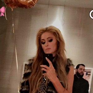 Paris Hilton fête son 36e anniversaire dans un club de Manhattan avec sa soeur Nicky Hilton, ses copines Ashley Benson et Bethenny Frankel ainsi qu'un charmant jeune homme. Photo publiée sur Snapchat le 16 février 2017.