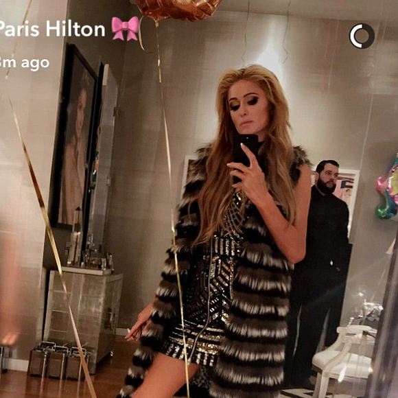 Paris Hilton fête son 36e anniversaire dans un club de Manhattan avec sa soeur Nicky Hilton, ses copines Ashley Benson et Bethenny Frankel ainsi qu'un charmant jeune homme. Photo publiée sur Snapchat le 16 février 2017.