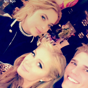 Paris Hilton fête son 36e anniversaire dans un club de Manhattan avec sa soeur Nicky Hilton, sa copine Ashley Benson et un charmant jeune homme. Photo publiée sur Snapchat le 16 février 2017.