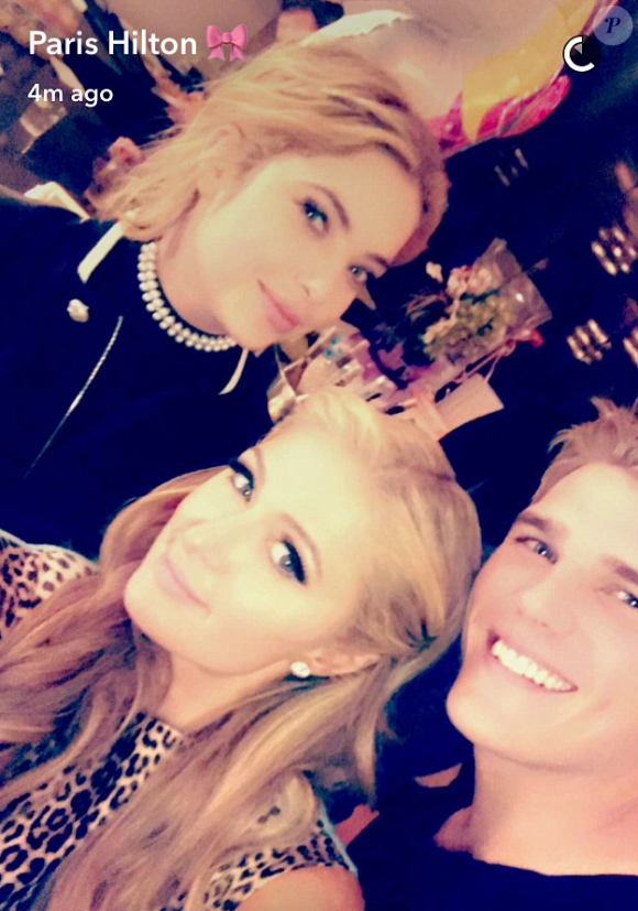 Paris Hilton fête son 36e anniversaire dans un club de Manhattan avec sa soeur Nicky Hilton, sa copine Ashley Benson et un charmant jeune homme. Photo publiée sur Snapchat le 16 février 2017.
