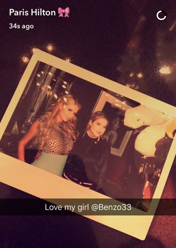 Paris Hilton fête son 36e anniversaire dans un club de Manhattan avec sa copine Ashley Benso. Photo publiée sur Snapchat le 16 février 2017.