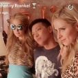 Paris Hilton fête son 36e anniversaire dans un club de Manhattan avec sa soeur Nicky Hilton. Photo publiée sur Snapchat le 16 février 2017.