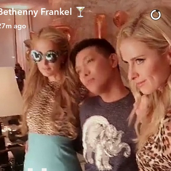 Paris Hilton fête son 36e anniversaire dans un club de Manhattan avec sa soeur Nicky Hilton. Photo publiée sur Snapchat le 16 février 2017.