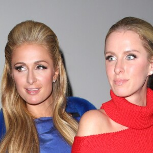 Paris Hilton et sa soeur Nicky Hilton à la sortie du défilé de mode Oscar de la Renta à New York. Le 13 février 2017