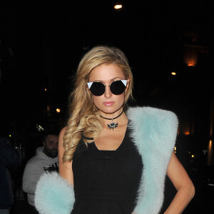 Paris Hilton est allée faire la fête avec un jeune inconnu à Londres, le 26 janvier 2017