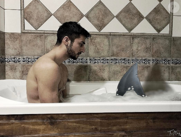 Gabriele Beddoni, le chéri de Camille Lou, dans son bain lors de vacances à Belle Plagne. Photo publiée sur Instagram en février 2017.