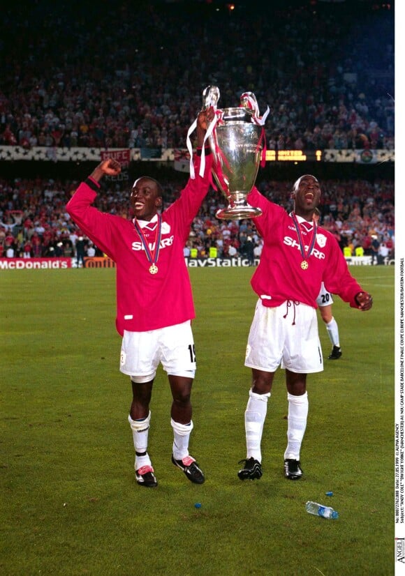 Andy Cole et Dwight Yorke vainqueurs de la Ligue des Champions avec Manchester United contre le Bayern Munich le 27 mai 1999