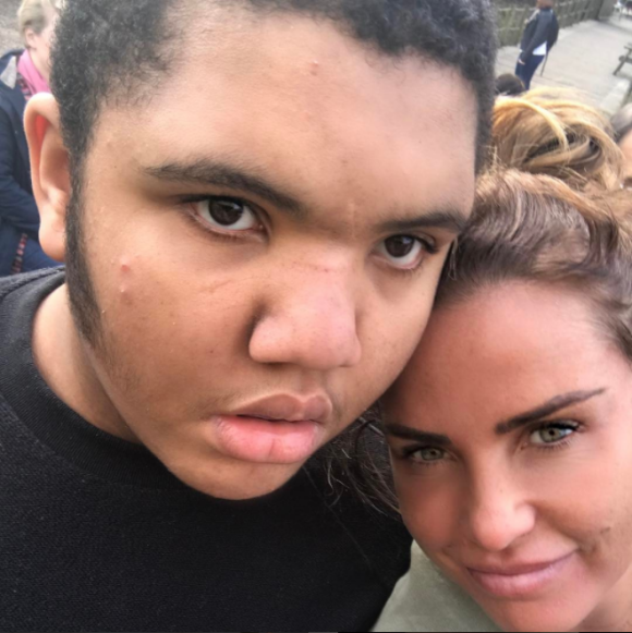 Katie Price avec son fils Harvey, 14 ans, fruit de sa brève relation avec Dwight York. Harvey est autiste et souffre du syndrome de Prader-Willi. Photo Instagram 18 février 2017.