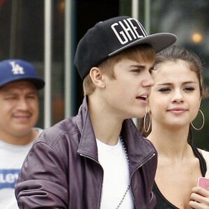 Justin Bieber et Selena Gomez en pleine balade dans les rues de Los Angeles le 16 septembre 2011