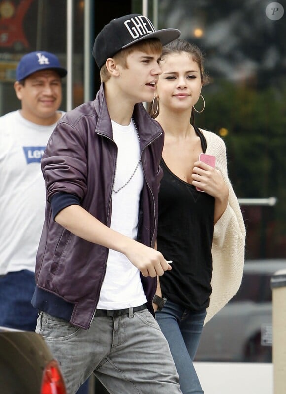 Justin Bieber et Selena Gomez en pleine balade dans les rues de Los Angeles le 16 septembre 2011