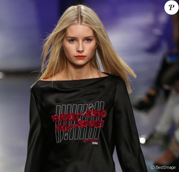 Lottie Moss lors du défilé "Topshop Unique", collection prêt-à-porter automne/hiver 2017-2018, à la Fashion Week de Londres, Royaume Uni, le 19 février 2017.