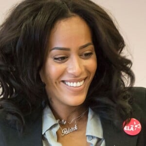 Exclusif - Amel Bent lors de la lecture de la dictée ELA à des élèves de la classe de 6ème au Collège Pablo Neruda à Aulnay-sous-Bois, France, le 17 octobre 2016 © Cyril Moreau / Bestimage