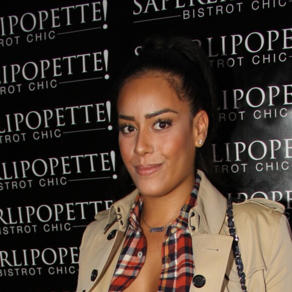 Amel Bent lors de l'inauguration du restaurant "Saperlipopette!" de Norbert Tarayre (Top Chef 3) à Puteaux, le 17 novembre 2014.