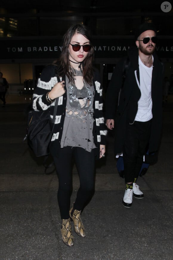 Courtney Love et sa fille Frances Bean Cobain arrivent à l'aéroport LAX de Los Angeles, le 5 octobre 2016.