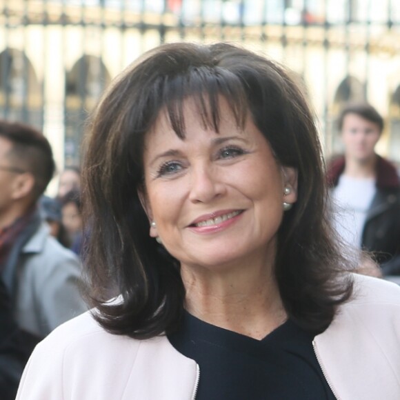 Anne Sinclair - Arrivées au défilé de mode "Christian Dior", collection prêt-à-porter automne-hiver 2016-2017 au musée du Louvre à Paris, le 4 mars 2016. © CVS/Veeren/Bestimage