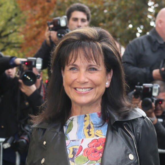 Anne Sinclair - Arrivées au défilé de mode "Chanel", collection prêt-à-porter printemps-été 2016, à Paris. Le 6 octobre 2015.