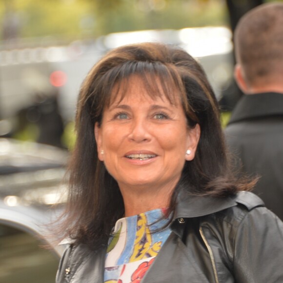 Anne Sinclair - Arrivées au défilé de mode "Chanel", collection prêt-à-porter printemps-été 2016, à Paris. Le 6 octobre 2015.