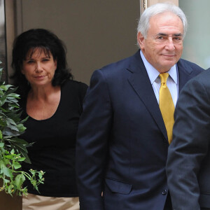 Dominique Strauss-Kahn et sa femme Anne Sinclair quittent leur maison de Manhattan, à New York, le 6 juillet 2011.