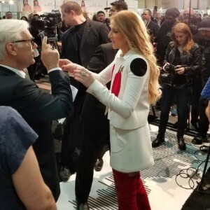Le journaliste Robin Leach a posté une photo de Céline Dion (avec son frère Michel) présentant sa collection pour Bugatti à Las Vegas, le 21 février 2017