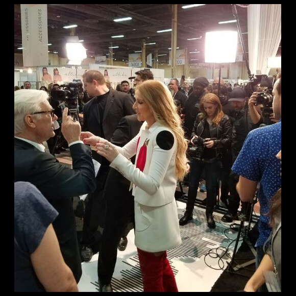Le journaliste Robin Leach a posté une photo de Céline Dion (avec son frère Michel) présentant sa collection pour Bugatti à Las Vegas, le 21 février 2017