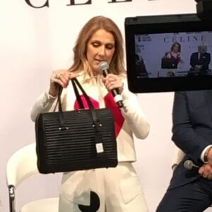 Céline Dion tient un des sacs issus de sa collection pour Bugatti. Le 21 février 2017 à Las Vegas.