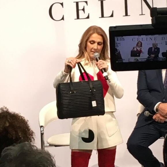 Céline Dion tient un des sacs issus de sa collection pour Bugatti. Le 21 février 2017 à Las Vegas.