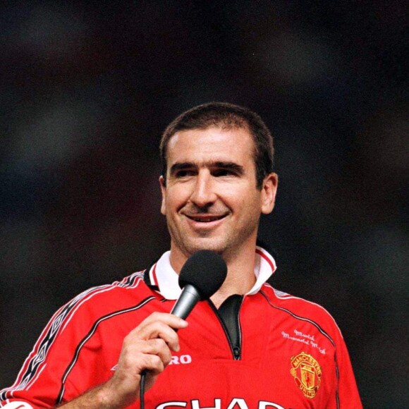 Eric Cantona, match de bienfaisance à Manchester United pour les survivants de la catastrophe aérienne de Munich de 1958 (au cours de laquelle l'équipe de Manchester avait été décimée). Le 19 août 1998. 