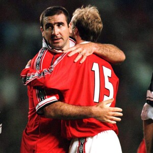 Eric Cantona, match de bienfaisance à Manchester United pour les survivants de la catastrophe aérienne de Munich de 1958 (au cours de laquelle l'équipe de Manchester avait été décimée). Le 19 août 1998.