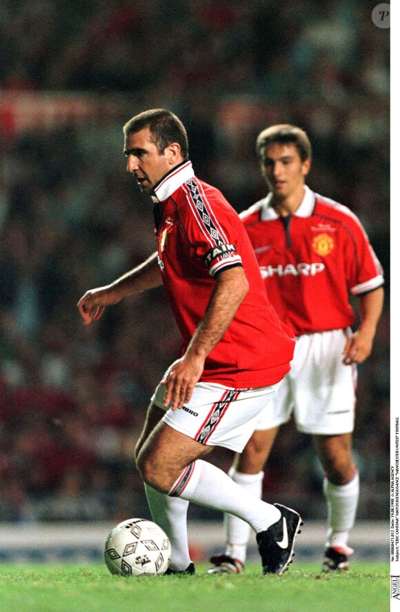 Eric Cantona, match de bienfaisance à Manchester United pour les survivants de la catastrophe aérienne de Munich de 1958 (au cours de laquelle l'équipe de Manchester avait été décimée). Le 19 août 1998.