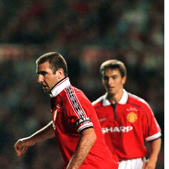 Eric Cantona, match de bienfaisance à Manchester United pour les survivants de la catastrophe aérienne de Munich de 1958 (au cours de laquelle l'équipe de Manchester avait été décimée). Le 19 août 1998.