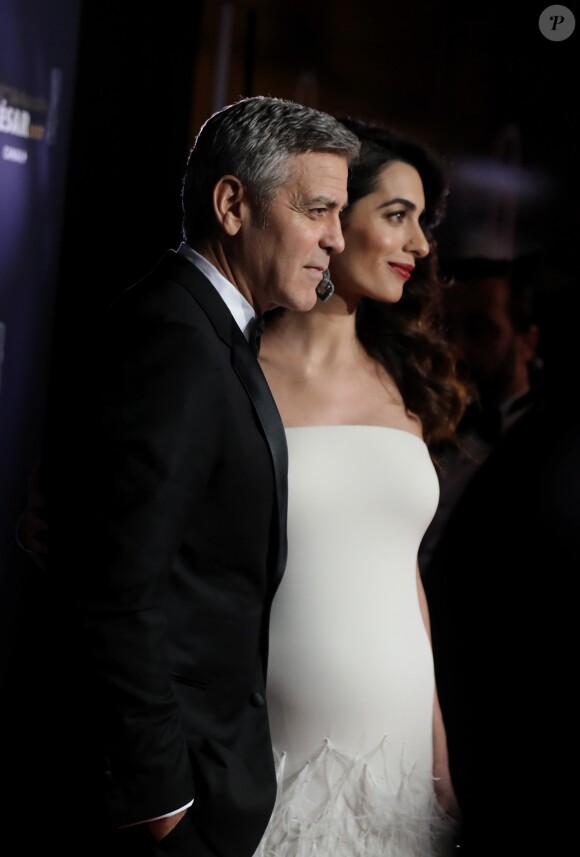 George Clooney (montre Omega) et sa femme Amal Alamuddin-Clooney (robe Atelier Versace)  - Photocall de la 42ème cérémonie des Cesar à la salle Pleyel à Paris, le 24 février 2017. © Dominique Jacovides - Olivier Borde / Bestimage