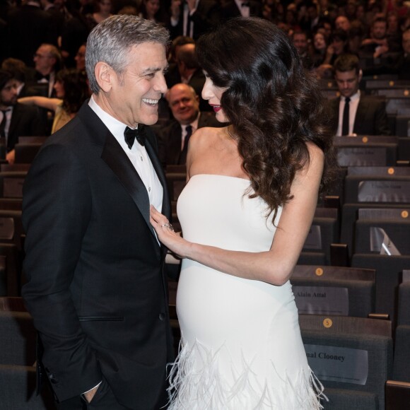 George Clooney (montre Omega) et sa femme Amal (enceinte) très complice lors de la 42e cérémonie des César à la salle Pleyel à Paris le 24 février 2017. © Olivier Borde / Dominique Jacovides / Bestimage