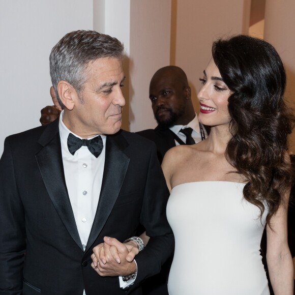 George Clooney (montre Omega) et sa femme Amal Alamuddin clooney (enceinte) très complice lors de la 42ème cérémonie des César à la salle Pleyel à Paris le 24 février 2017. © Olivier Borde / Dominique Jacovides / Bestimage