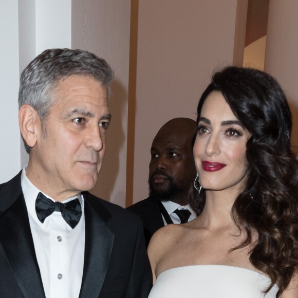 George Clooney (montre Omega) et sa femme Amal Alamuddin clooney (enceinte) très complice lors de la 42e cérémonie des César à la salle Pleyel à Paris le 24 février 2017. © Olivier Borde / Dominique Jacovides / Bestimage