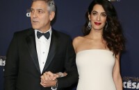 George Clooney et sa femme Amal, enceinte de jumeaux, sur le tapis rouge des César 2017.