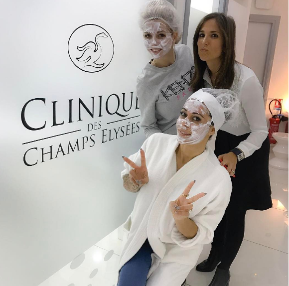 Jessica Thivenin, adepte du vampire lift, a publié une photo d'elle à la clinique des Champs Elysées sur sa page Instagram au mois de février 2017