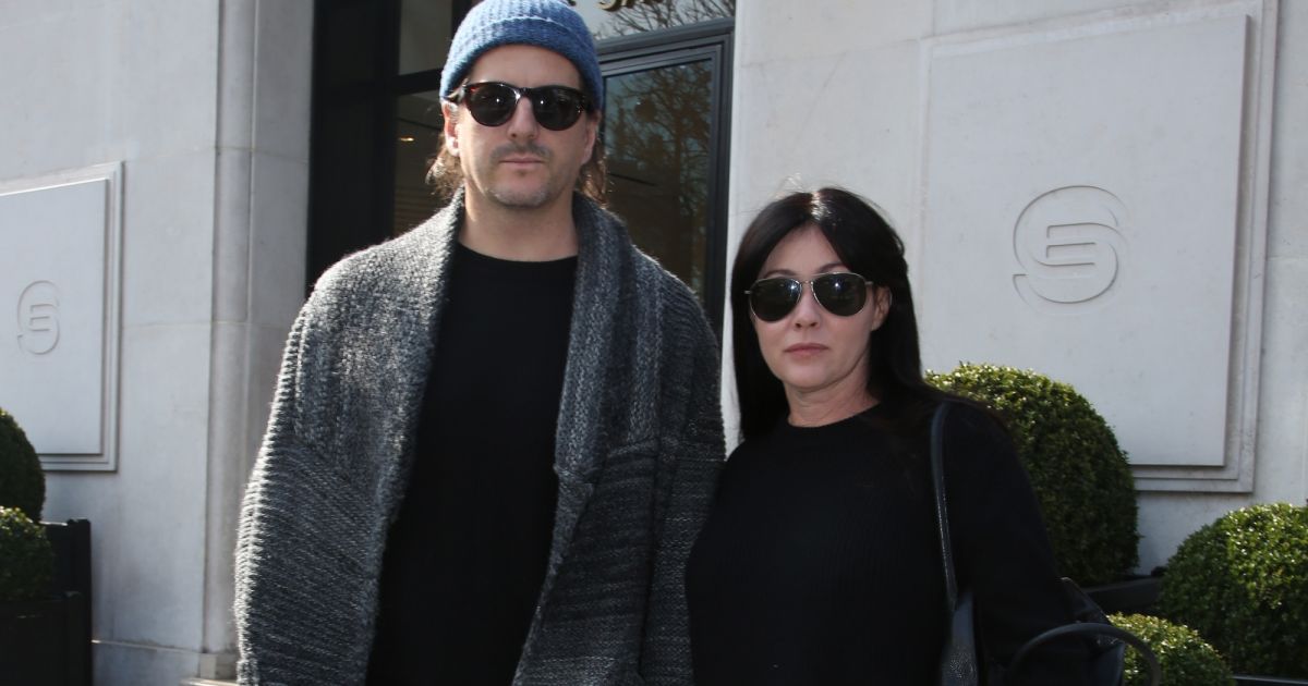 Exclusif - Shannen Doherty et son mari Kurt Iswarienko quittent l'hôtel