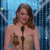 Emma Stone a remporté l'Oscar de la meilleure actrice pour La La Land, donné par Leonardo DiCaprio - 26 février 2017
